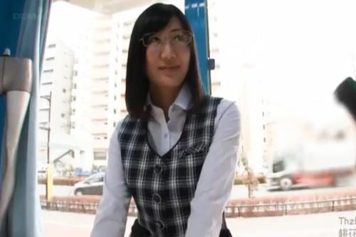オフィス街で突撃ナンパ！うっかりエロワゴンに乗車するメガネＯＬお姉さんがメチャクチャにされとるぞｗｗｗ