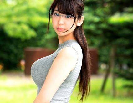 デビュー作品『激しいＳＥＸがしたいんです・・』長身ボディにＧカップ巨乳のめがね女子！初撮りでエロ本能を開花！！酒井奈々未