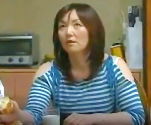 だめよっ！親子なのよっ！！再婚相手の連れ子に犯される完熟母ｗｗｗギンギンチンポを前に発情マンコは抑えられないｗｗｗ