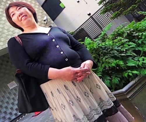 こんなおばさんでも勃起してくれます？どこにでもいるような豊満マダム！チンポ欲しさにＡＶ志願！他人竿にイキ狂う淫乱熟女！！