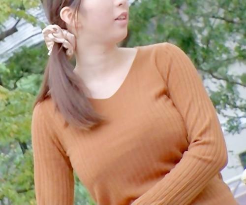 暴漢に襲われニットの中身はたわわな巨乳がポロリ！激しい愛撫に感じちゃえば自宅に侵入されてハメ倒されちゃう！