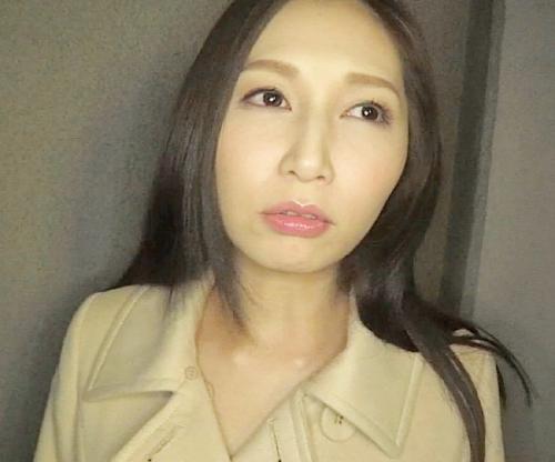 お邪魔しまーーす♡ドスケベ熟女が素人男性宅にゲリラ訪問！しびれる凄テクで素人チンポをご奉仕してくれるｗｗｗ