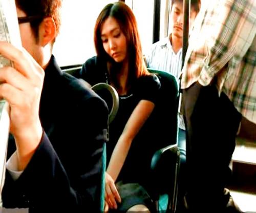 モデル美女がうっかり乗車したバスは変態鬼畜だらけ！！囲まれ美裸体を凌辱されまくる( ;∀;)