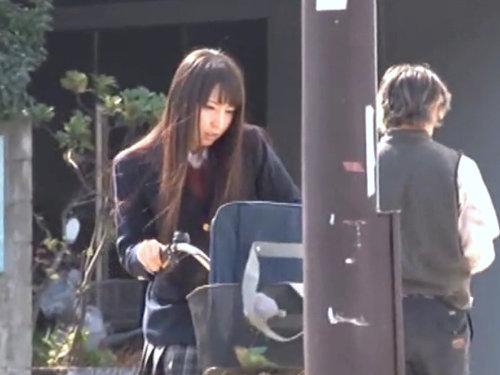 自転車に跨ったまま腰をクネらしマンズリを止められない制服少女！「我慢できない､､､」トイレに駆け込みパコられご満悦♡