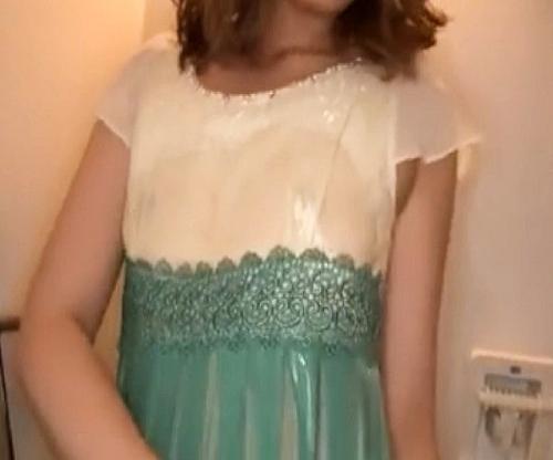 濡れたシャツに透ける美乳チクビがエロ過ぎる件ｗｗｗ完全着衣でご奉仕するドスケベ美女！