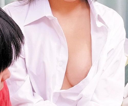 無防備なワイシャツ一枚姿の巨乳美女のおっぱいポロリとか辛抱できんだろｗｗｗ