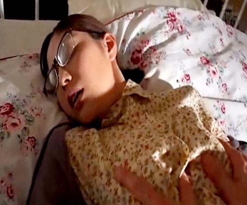 地味な人妻だからヤっちゃても大丈夫だよなっ！パートで働くめがね奥さんを力づくで犯したったｗ卯水咲流