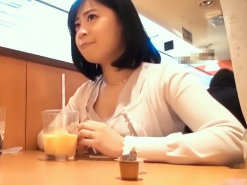 旦那だけじゃ物足りない性欲馬鹿な人妻ウェーーイ？！「夫より大きいのくれる？」ルックス抜群の美魔女！素人妻と浮気セックス