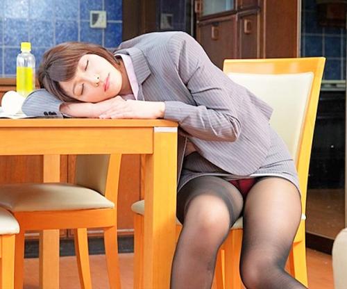 気付いた時にはもう遅いｗｗｗｗｗ睡眠薬キメられスヤスヤ安眠するOLお姉さんの無抵抗マンコに特濃精子ぶっこんだったぜｗｗｗ