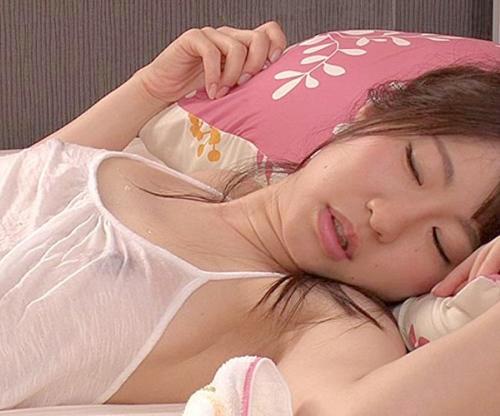 ノーブラでぐっすり寝ている妹にイタズラする変態お兄ちゃん！！無防備なワレメに凶悪肉棒ぶっこまれるｗｗｗ