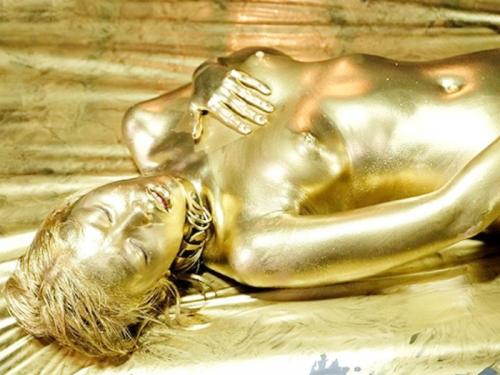 これはエロが強すぎるｗｗｗ激えち美女が変態交尾！全身を金粉ふられて奴隷セックス中出しマゾ絶頂ｗｗｗ