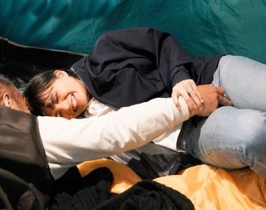 根尾あかり　町内会のキャンプイベントに強制参加した主婦の悲劇！酒に酔ったおっさんどもにテントで凌辱され続ける話