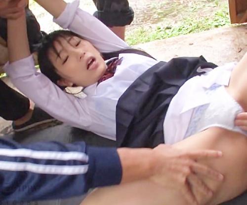 ひぃぃぃっっ！ゆるしてぇっっ！！突然の豪雨で全身びしょ濡れ美少女ＪＫがゲスたちの餌食に！次々に鬼ハメ膣内射精ｗｗｗ