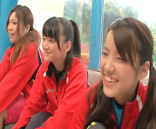 日焼けおっぱい最高だなｗｗｗマジックミラー号にやってきたスポーツ女子の敏感マンコを二人がかりでハメ殺し！！