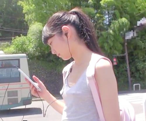 ノーブラでうろつく無防備すぎる田舎女子の自宅で未発達早熟マンコに無許可中出しｗｗｗ