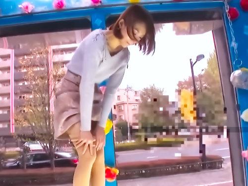 ほんとにここで脱ぐんですか･･･？！可愛さＭＡＸ！黒髪ロリおねえさんが凶悪バイブに陥落！彼氏放置のNTRおねだりwwww