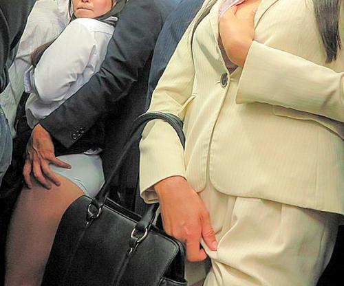 もう我慢できないぃ､､､満員電車で痴漢されてるＪＫの悶える姿に股間ぐっちょり巨乳ＯＬはチンポ欲しくてたまらないｗｗｗ