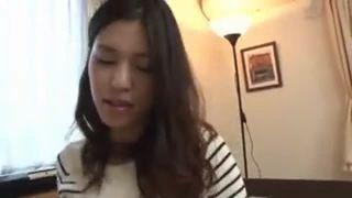 美人の人妻を半脱ぎさせて素股プレイ！クリとチンポが擦れてマン汁溢れ出しヌルっと挿入！！