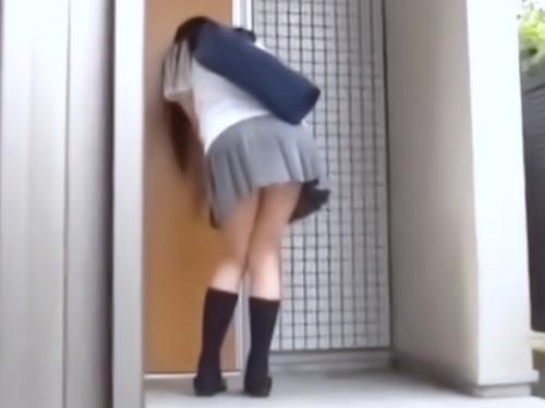 白昼堂々の強行マジキチｗｗｗｗｗｗ帰宅の瞬間を狙われる制服ロリは問答無用の孕ませ不道徳行為にトラウマ確定だろ♡