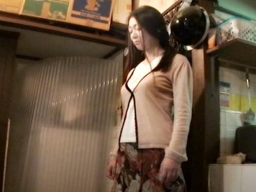 ザーメン臭やばい汚部屋で犯され続けて自我崩壊ｗｗｗｗｗ色白清楚な美人妻が底辺クズの肉便器調教の快楽沼に狂っちまうぞ！！！