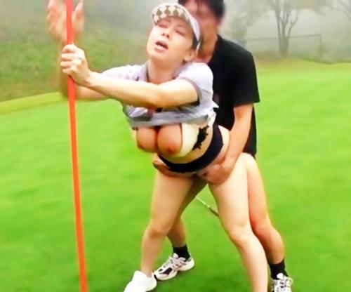 ゴルフキャディのおばさんがエロジジイふたりにイタズラされまくって最後はハメまくられとるｗｗｗ