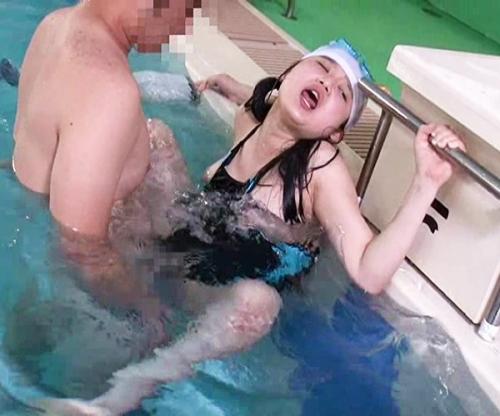 痴漢師がスイミングスクールに潜入！気弱そうなロリ美少女の水着ずらしてキツキツマンコにデカマラぶち込んだる！！