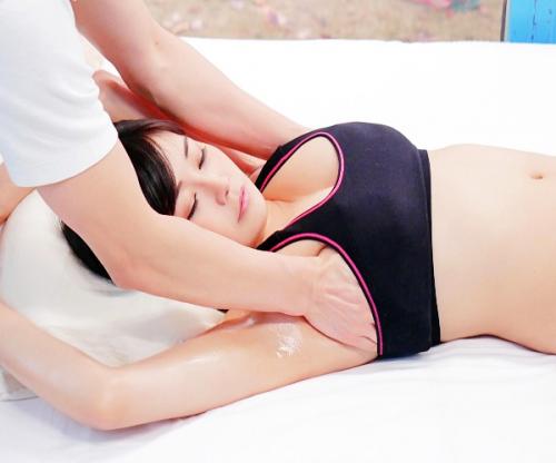 『夫に聞こえちゃう､､､』窓の外には旦那の姿！性感マッサージで理性消滅！清楚な美人妻をごり押しピストン中出しだぜｗｗｗｗ