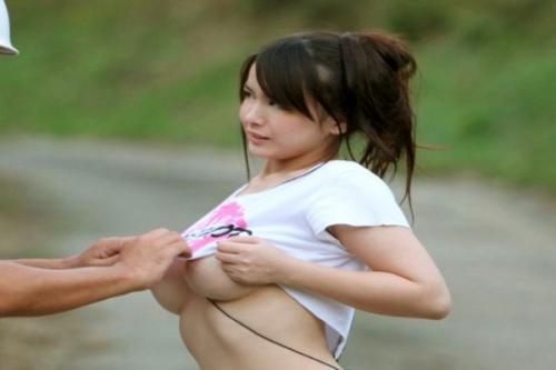 公然ワイセツＭＡＸ！美巨乳アイドルがノーブラ下乳まるだしで逆ナンパ！！