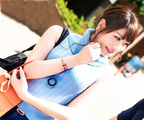 清楚なナリしてド淫乱ｗｗｗ美人主婦が車内イタズラで股間決壊！「これ以上は､､､」浮気セックス絶頂する爆乳妻！