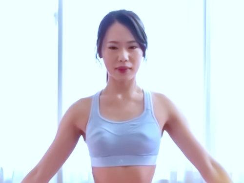パンツ濡らして膣キュンしまくり密着レッスンｗｗｗ美人すぎたヨガインストラクターは生徒チンチン喰いまくりな♪スレンダー熟女