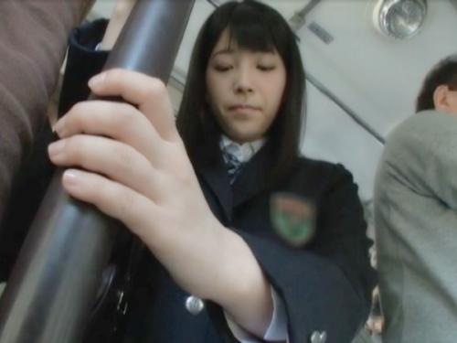 すし詰め状態の超満員バスで痴漢激辱される色白ロリＪＫｗｗｗｗｗ美巨乳ボディをイジられ半泣き状態で声我慢のビクビク悶絶！！