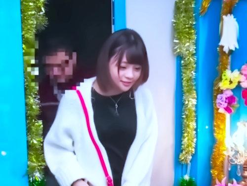 彼氏が外で待ってるのに！もう無理ぃーー♪イケメンに囲まれ秒で濡れる可愛い子ちゃん！大股開きで裏切りチンコにモーレツ発情♡
