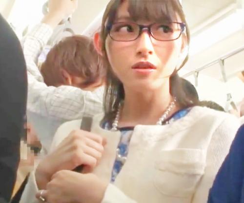 周りはクズだらけｗｗｗｗｗ満員電車で鬼畜行為！「ひぃッ！許して､､､」清楚妻が痴漢師の餌食に！屈辱すぎるマゾ堕ちｗｗｗｗ