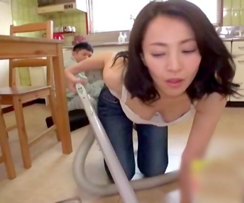 奥さん！たまんねぇよっ！！エロ尻ピタパンに無防備な胸元で家事してりゃ発情男に襲われ犯されるわなｗｗｗ