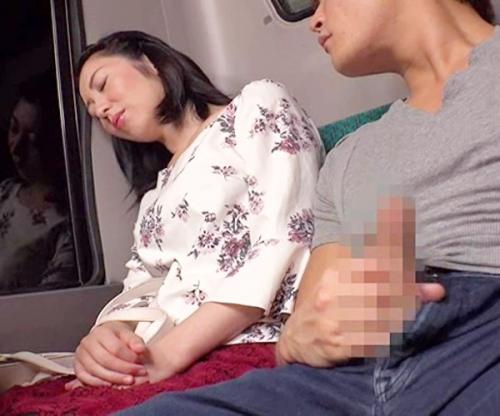 やめなさいってばっ！！バスで寝込んでしまった美魔女が隣の男にイタズラされ抵抗するも発情マンコは止まらない！！