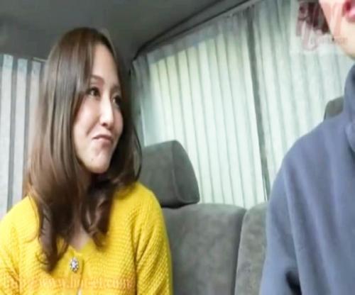 街ブラ中の美魔女を車内でエロアンケートすれば熱々マンコはチンポを欲しがり腰振りまくる！！