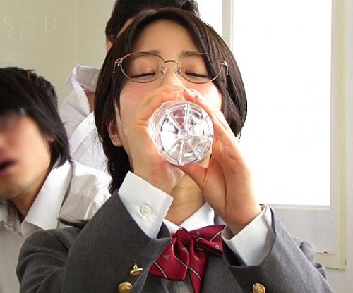 媚薬効果すげｗｗｗｗｗ真面目なメガ女子が発情ドリンク盛られて股間メロトロ！！おねだりセックス！無許可中出ししにも笑顔！！