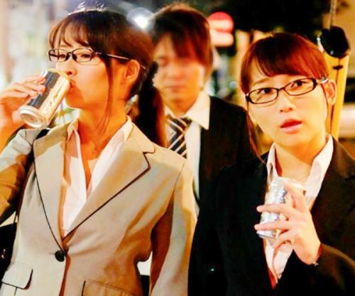 まだ出るでしょぉ､､､？出張先で憧れ女上司ふたりと一晩同部屋！酒の勢いに痴女られゴム無し連続射精ｗｗｗ