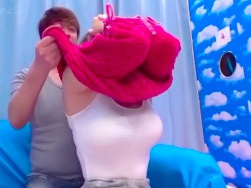 彼女なら彼氏のチンポ分って当たり前なのか？！「爆乳すげｗｗｗ」巨乳でかわいいロリ彼女が恋人チンコ分らずに中出し罰ゲーム♪