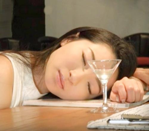 これはヤバいやつ！深夜バーで睡眠薬を盛られる即バボ美女！爆睡中させられ鬼畜クズに無慈悲凌辱ｗｗｗ