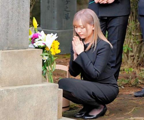 遺影の前でケダモノタイム！金髪ギャル妻が再会した同級生たちに酔わされ喪服半脱ぎで輪姦調教されちゃうぜｗｗｗｗ