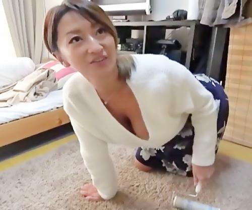 たまんねぇ谷間爆乳ｗｗｗおばさんの掃除姿がエロいので押し倒して濃厚ディープで即堕ちｗｗｗ