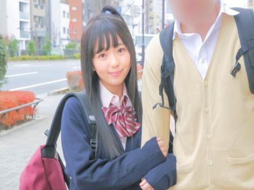 「んぐぅ､､､彼氏に聞こえちゃう､､､♡」マジミラ外には彼氏の姿！制服ＪＫが罰ゲームでロリマン生チンポ制裁されちゃうぜ！