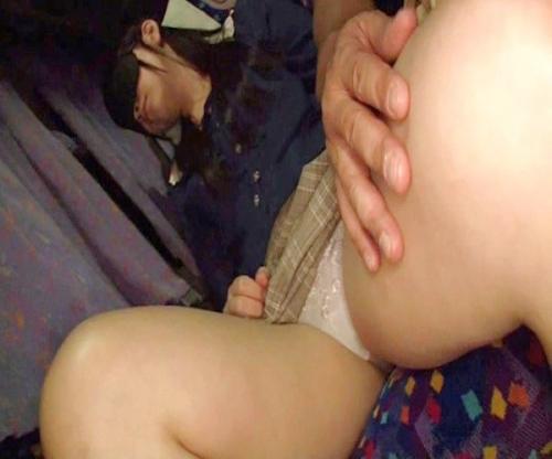 夜行バスでサイレントレイプ　無防備にアイマクスで寝込む女に忍び寄る悪手！気付いても力づくで犯されちゃう！！