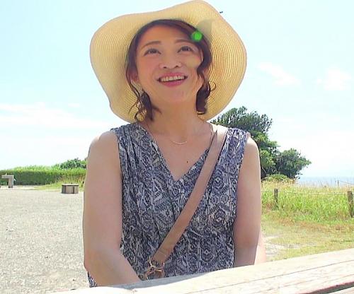 こんなおばさんでも興奮するんですか。。？４０越えの美熟女が恥じらいフルヌード激しいＳＥＸメスイキ！！