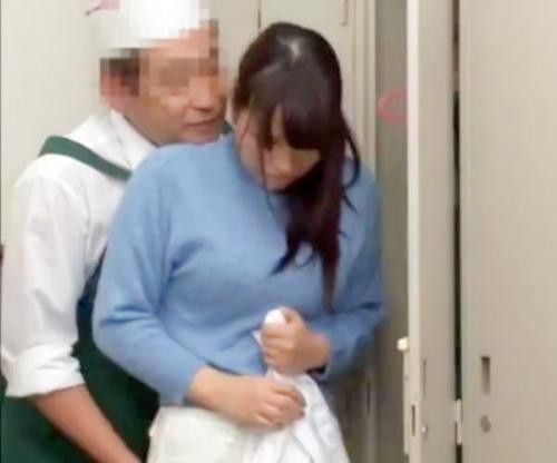 奥さん、少しだけならいいだろっ！！アルバイト先で美人妻が変態店長にセクハラされまくってるぅ！！
