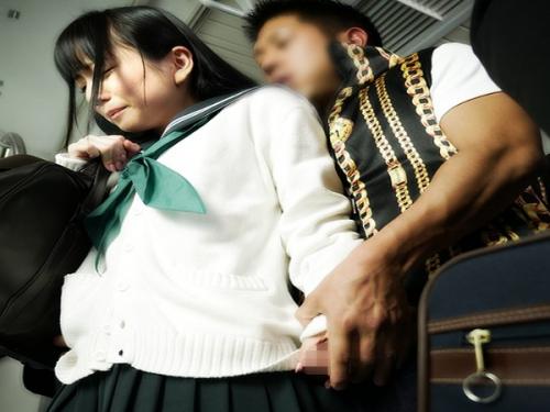 嫌なのに！本当イヤなのに何度もイカされるｗｗｗｗｗ純情ロリな制服ＪＫが満員電車でビクビク痙攣の大量潮吹き肉便器バカ堕ち！