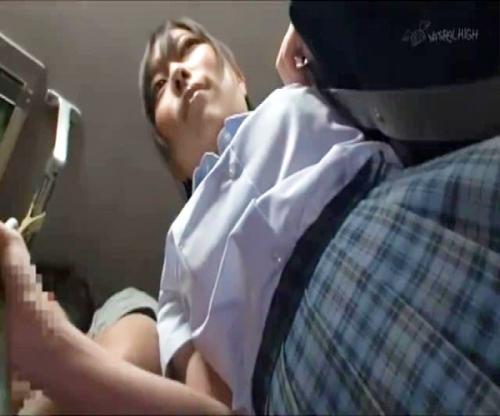 エロイ体しやがってっ！発育豊かな女子高生が満員バスで痴漢に目を付けられエロボディを散々いじられちゃう( ;∀;)