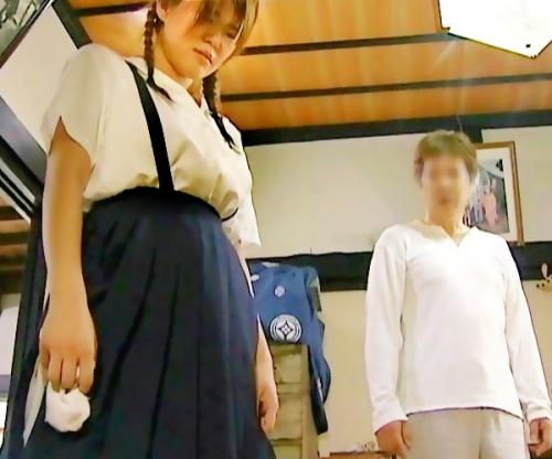 「ママ､､､助けて､､､ッ！！」再婚相手の連れ娘のカラダに手を出すクズオヤジ！物置で死ぬほど犯されるｗｗｗ