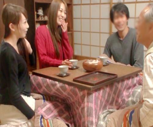『いやいやッ！あはぁ～～～ん♡』人妻をコタツの中でイタズラ痴漢！加速発ずぶ濡れマンコに禁断ハメまくり！爆吸フェラ浮気絶頂